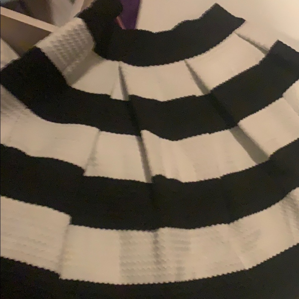 GV pleated  juniors skirt 17 inches size medium